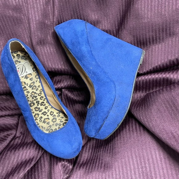 ➡️ BOGO ⬅️ 💙 DOLLHOUSE Vivid Blue Suede closed toe Wedges/ Used - Picture 2 of 7